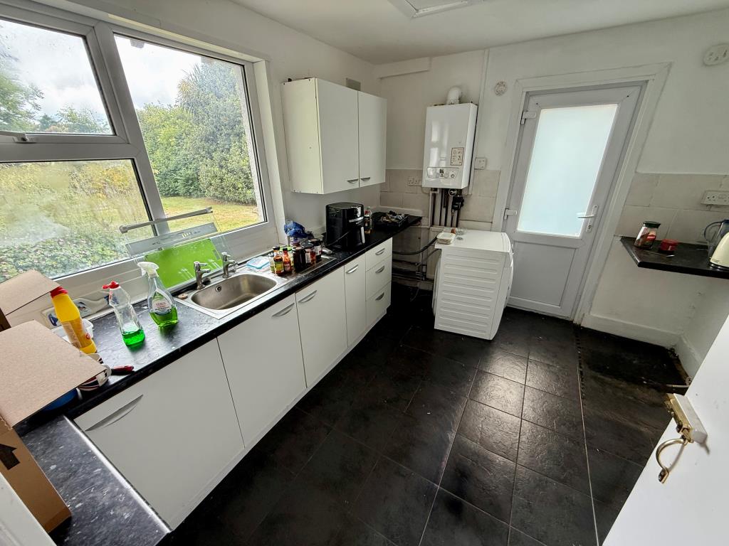 Lot: 1 - DETACHED FREEHOLD BLOCK OF FLATS - Ground floor kitchen